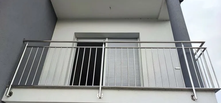 ograda za balkon sa okomitim ispunama